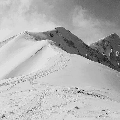 白黒写真での雪を覆った山頂